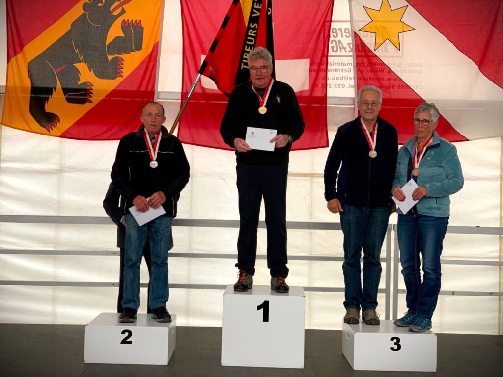 Podest Pistole 25m Veteranen D: 2. Platz Robert Weilenmann, 1. Platz Hans-Rudolf Schneider, 3. Platz Olivier Sterchi